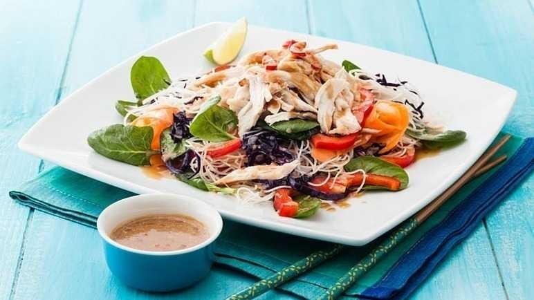 طرز تهیه سالاد به سبک مالزی با سس بادام زمینی