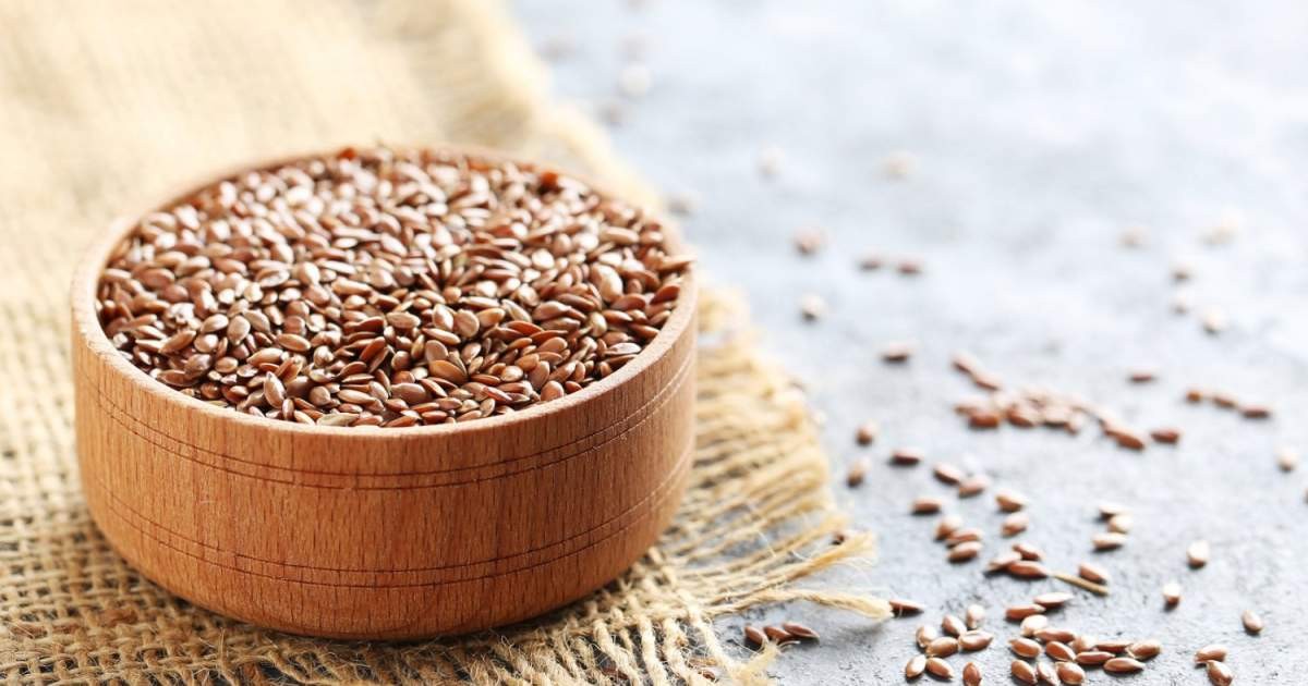 برای کاهش کلسترول، تخم کتان مصرف کنید.