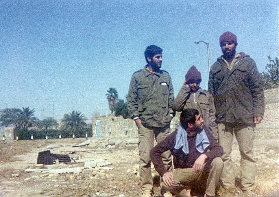 شهید منصور داروئیان نفر اول ایستاده از سمت چپ عکس