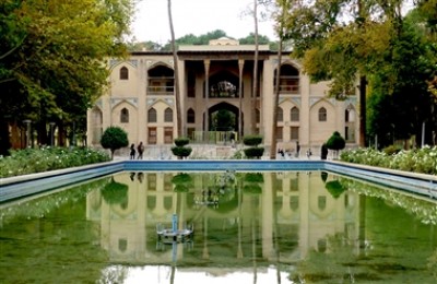 عشق می ورزم به آن یک خانه ای