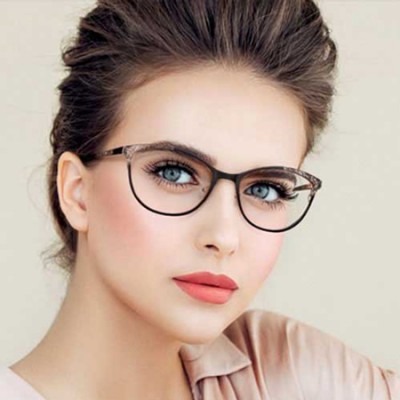 تکینک های آرایشی برای خانم های عینکی